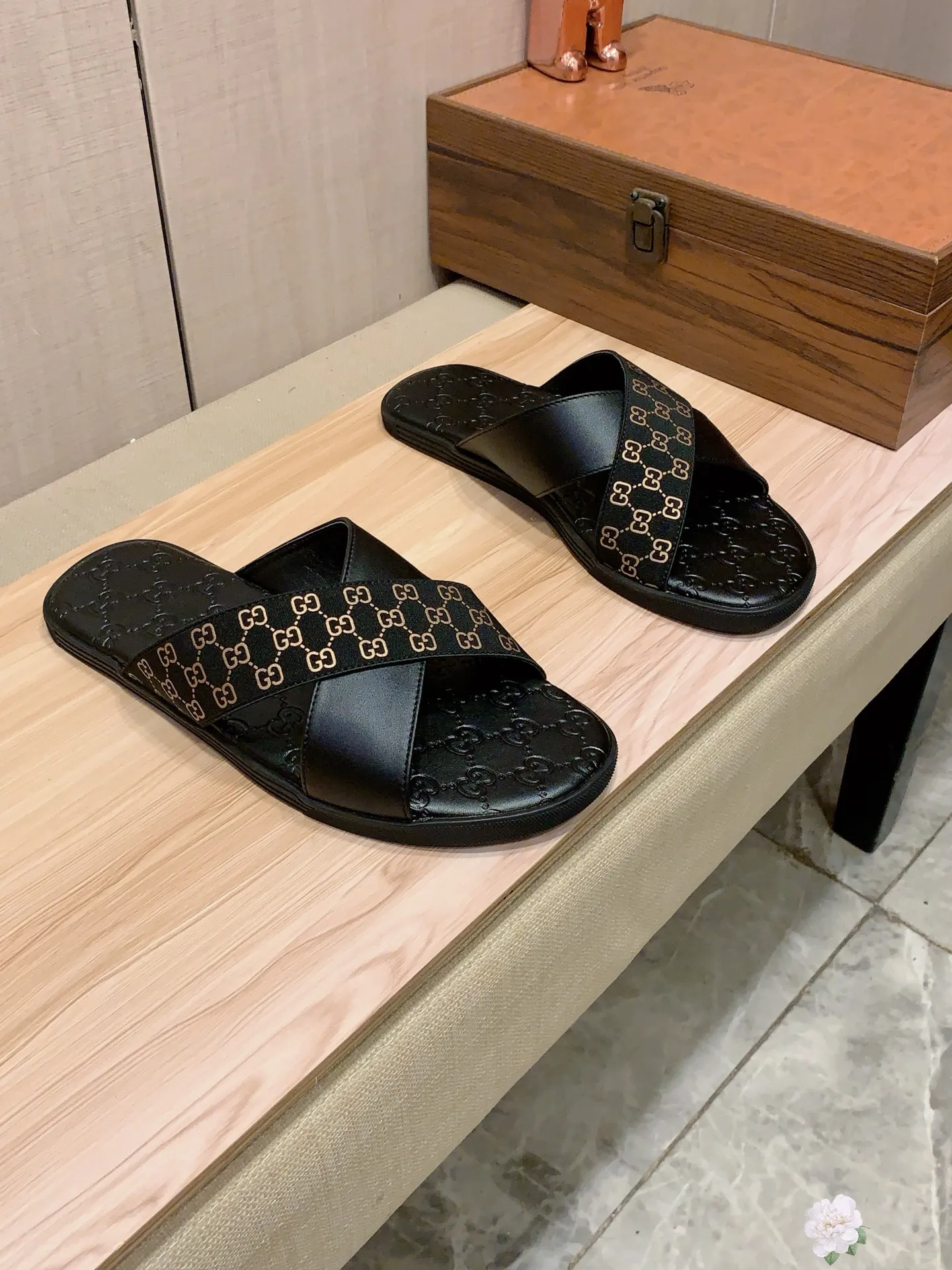 Slippers: New model: Factory price: 260💰💰🎩🎩🔥🔥《 Gucci* 》Series of slippers top purchasing agent🔍🔍Sold at the same time for men, original Italian imported webbing made of selected cowhide, exquisite workmanship,), sole: (super comfortable) original factory special sole, ⚠️exclusive double-layer movable molded sole super comfortable⚠️, real shot🎬the real thing is more beautiful🔍🔍266 regular code 38-44, can be ordered 45.